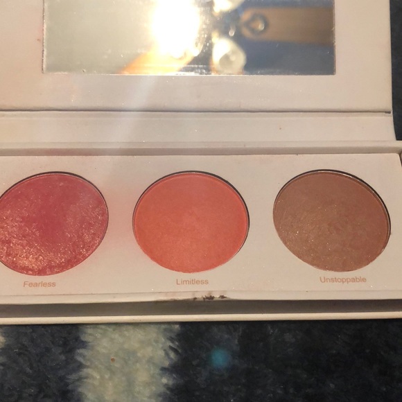 Eye shadow and highlighters - Picture 2 of 5